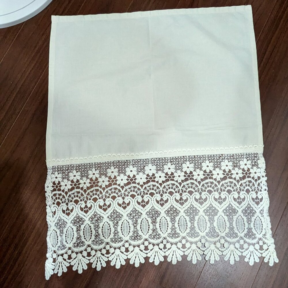 Vintage English Cafe Curtain Panel w/Venice Lace Border - 23"x29"